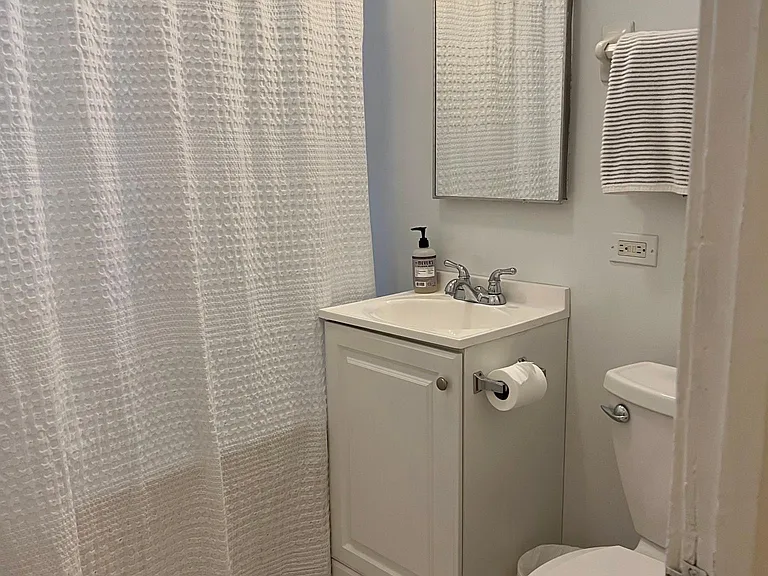 2829 W Lyndale St #3 — Photo 5