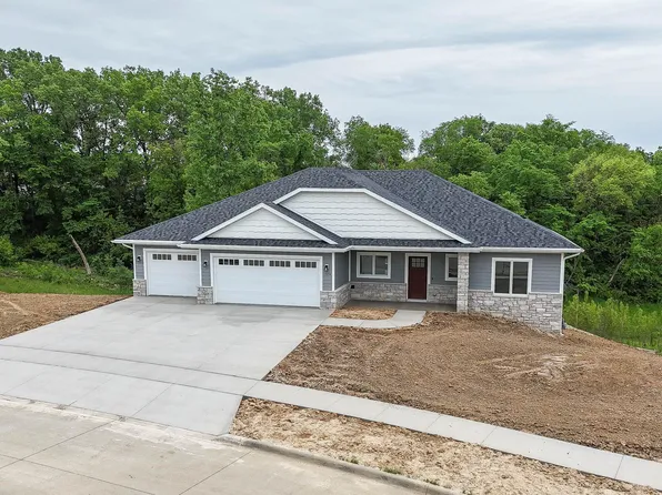 1374 Cedar Trail Dr, Dubuque, IA 52003
