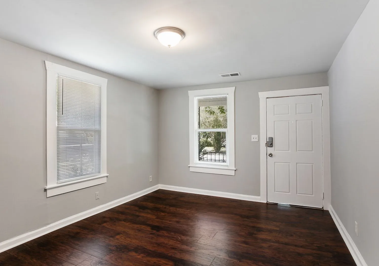 Large 4BR/2BA Home Walking Distance to Daffin Park — Photo 3