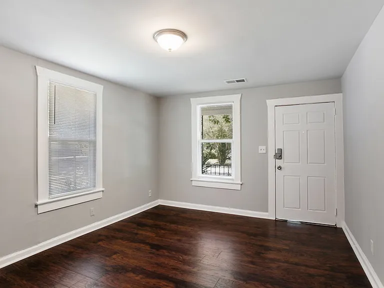 1405 E 32nd St — Photo 3