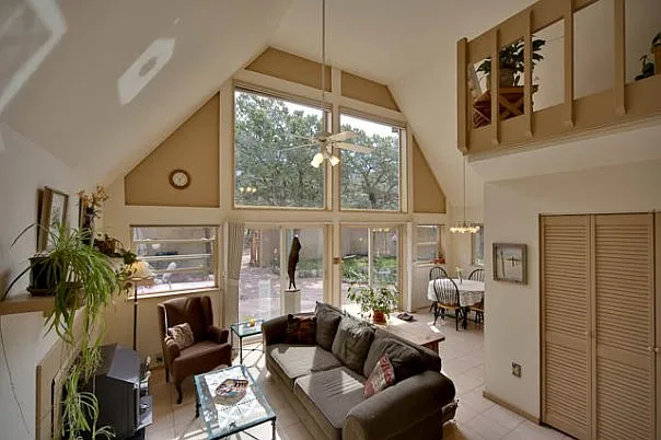 3 bed, 1160 sqft, $1,800 — Photo 2
