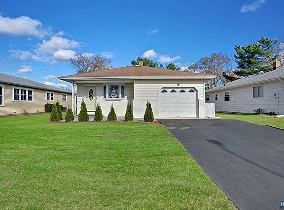 3rd image of 208 Charlotteville Dr N