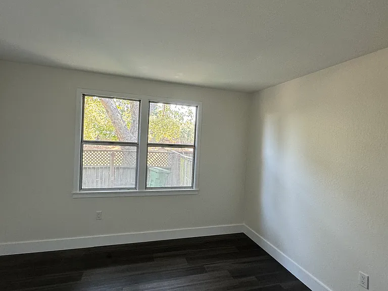 80 Martin Dr — Photo 15