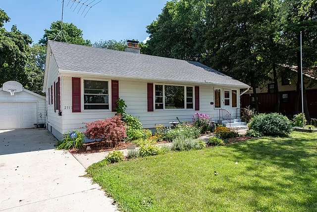 2317 Emmaus Ave photo 1