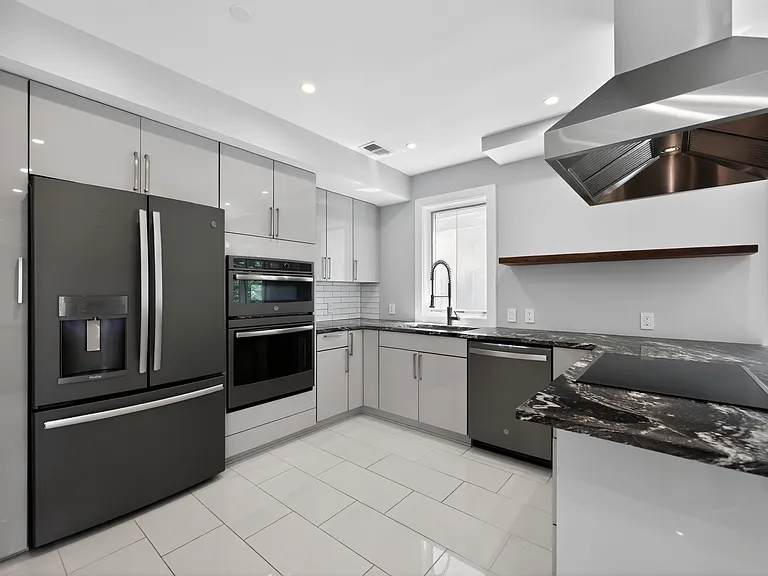 869 Corinthian Ave #1 — Photo 2
