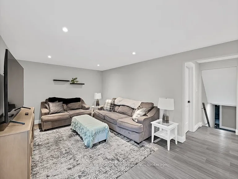 493 Queen Victoria Dr #B — Photo 9