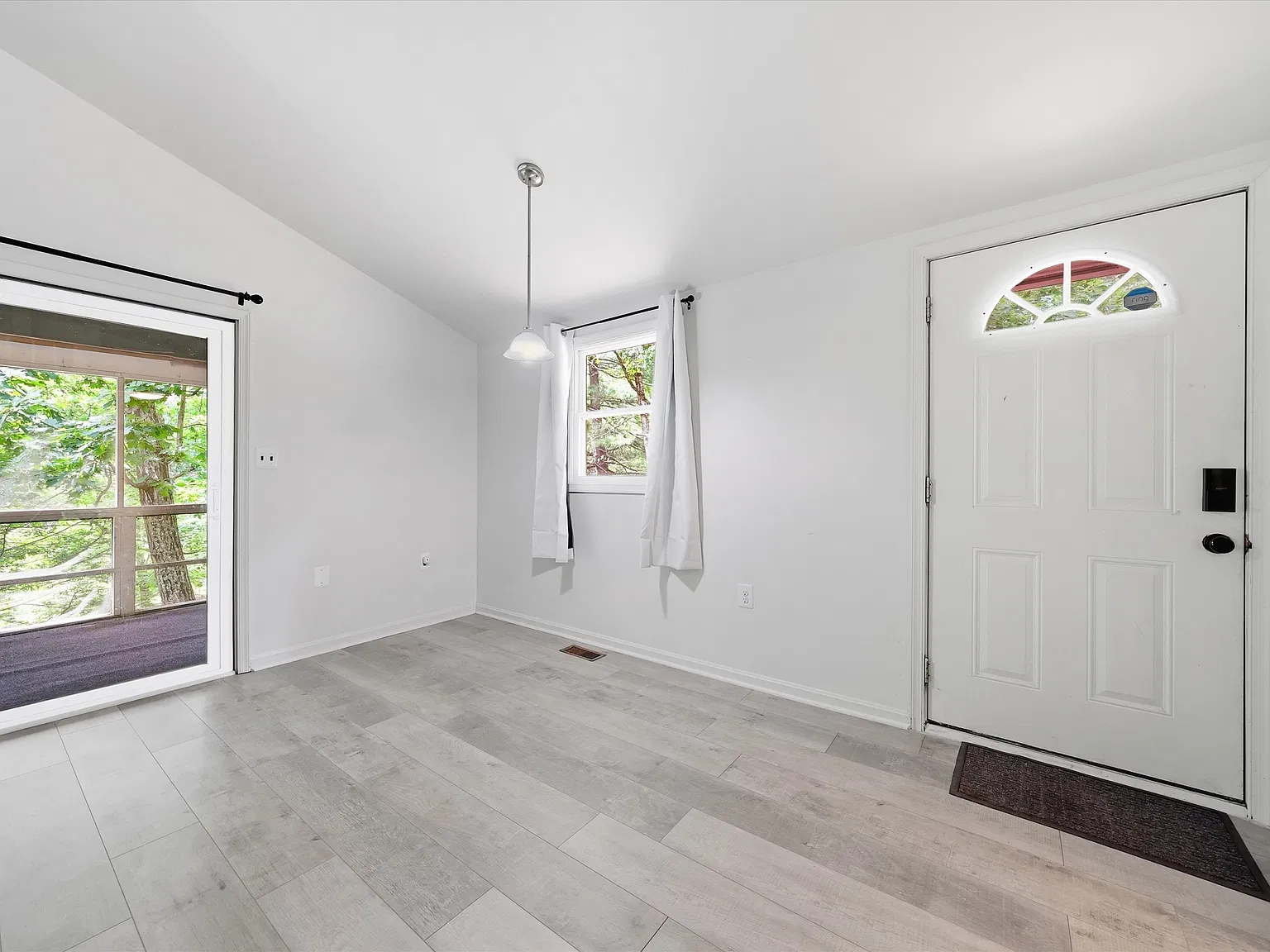 2 bed, 864 sqft, $1,750 — Photo 3
