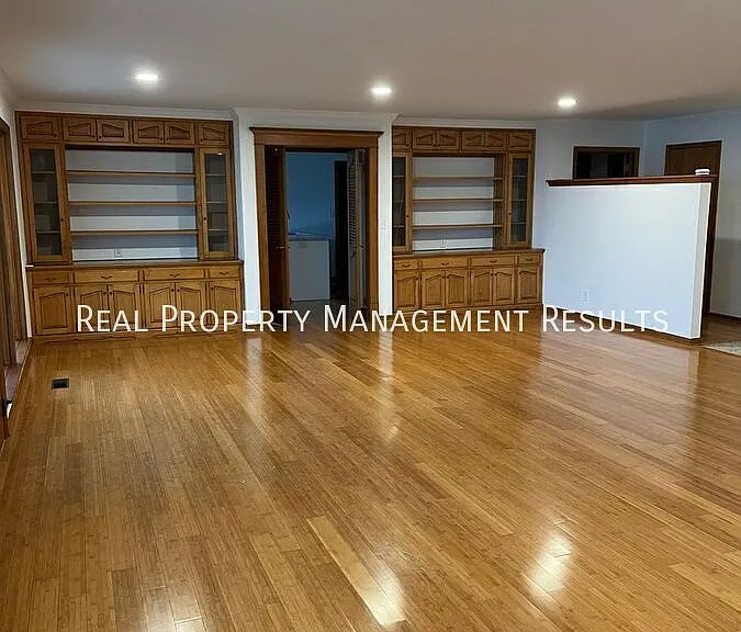 603 W Water St — Photo 4