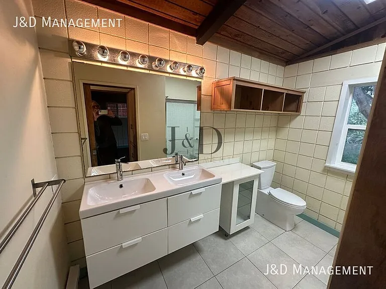 2031 Crest Dr — Photo 9