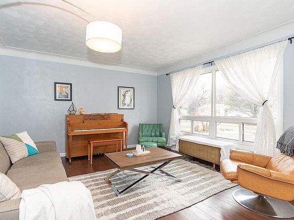 4th image of 709 Westbury Ln