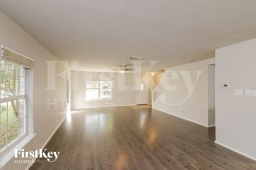 3 bed, 2.5 bath, 2421 sqft, $1,720 — Photo 2