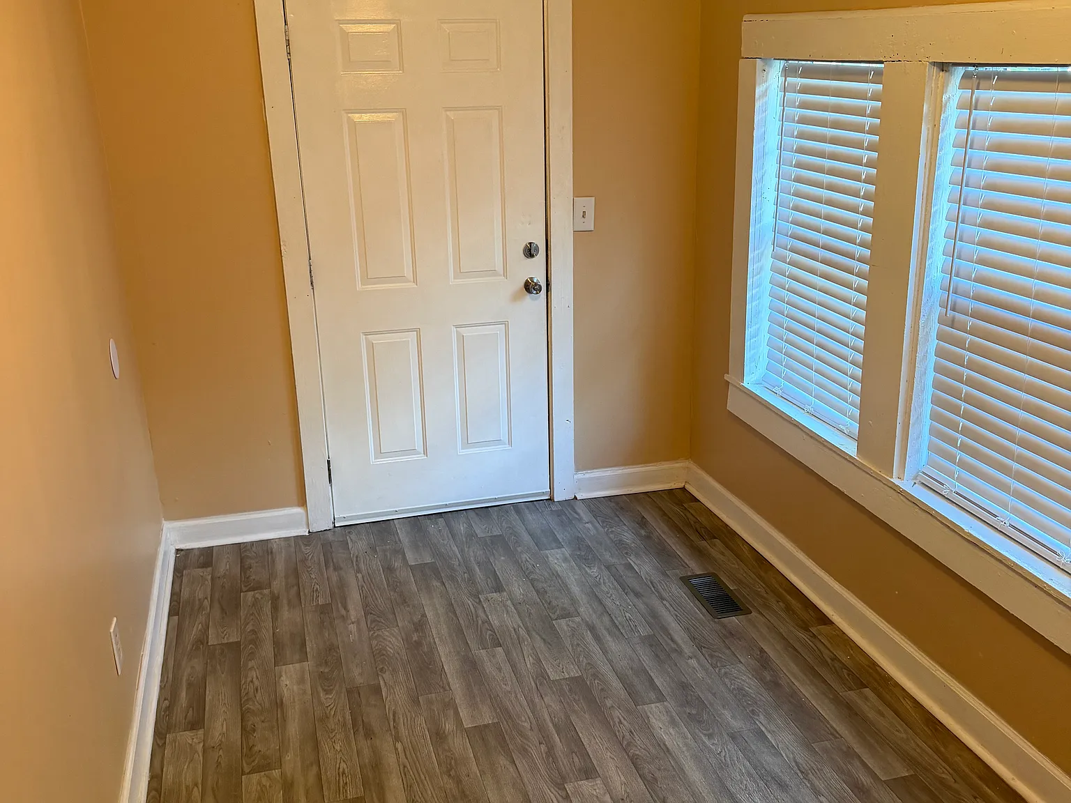 2 bed, 1100 sqft, $650 — Photo 3