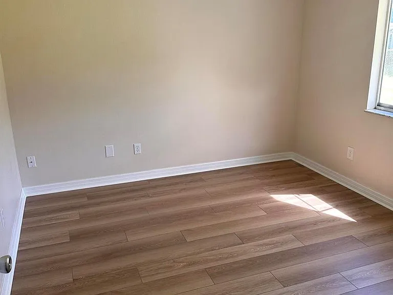 1331 SE Mohave St — Photo 2