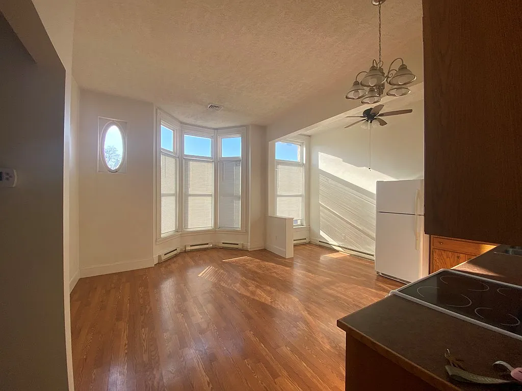 2 bed, 1.5 bath, 687 sqft, $1,100 — Photo 2