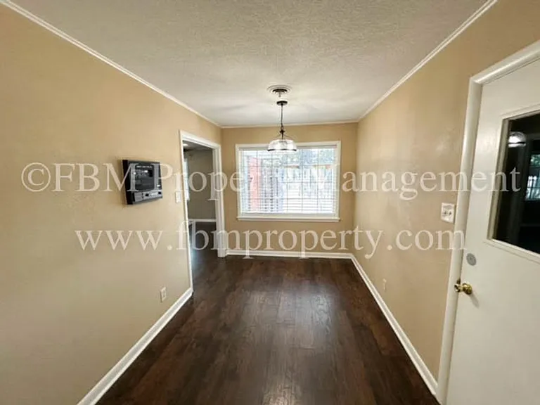 900 Dobbins Rd — Photo 18
