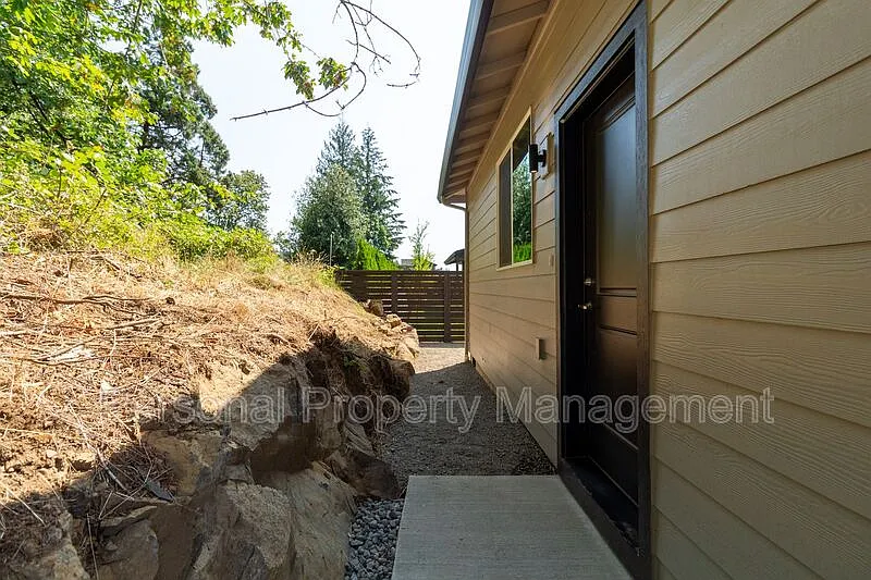 1 bed, 1.0 bath, $1,295 — Photo 2