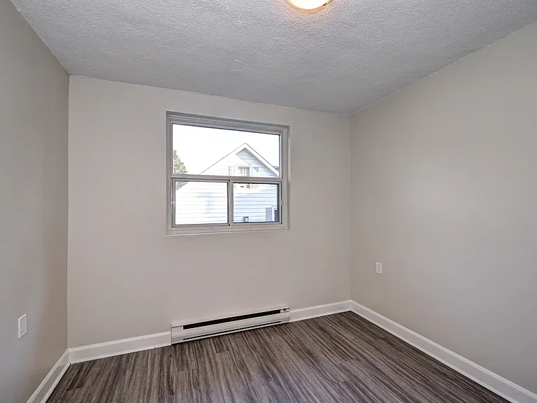 156 Egremont St N — Photo 14