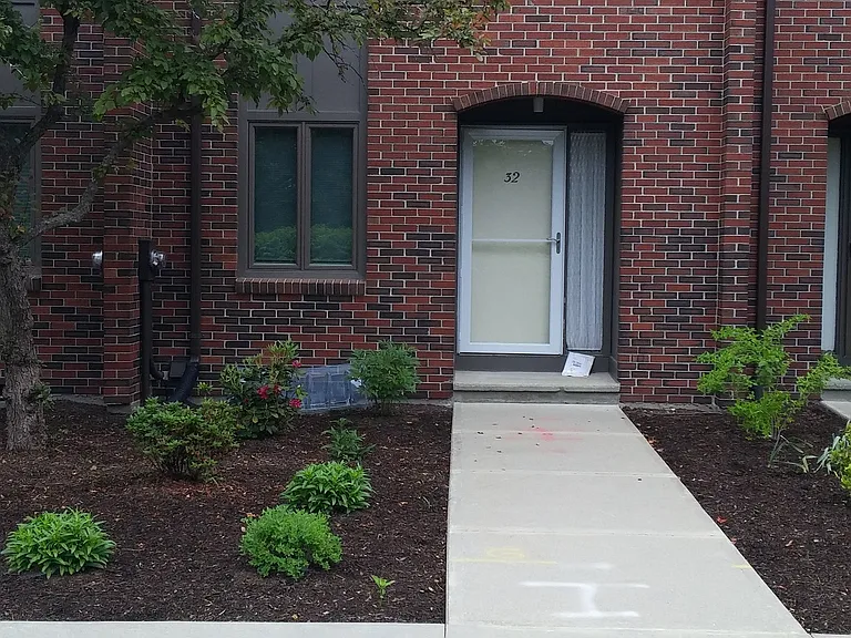 32 Webster Ct — Photo 1