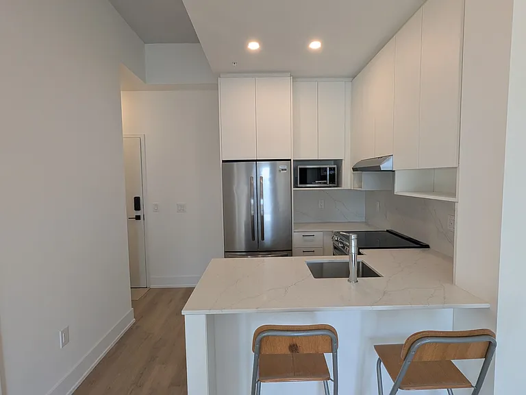 206 King St W #405 — Photo 3