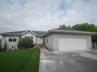 526 N Willson St, Blue Hill, NE 68930