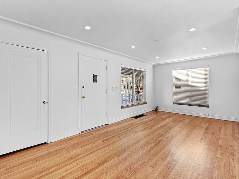 3085 N Clermont St — Photo 8
