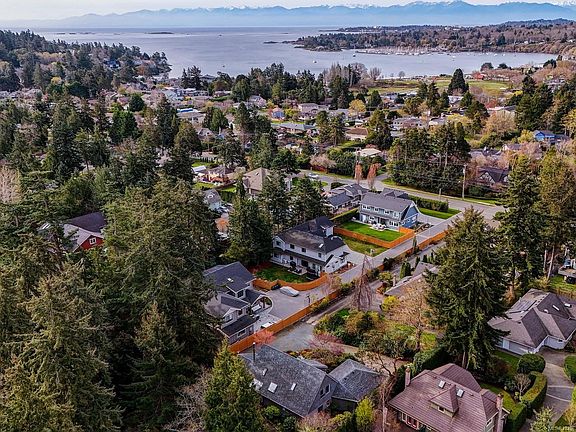 3rd image of 2574 Arbutus Rd