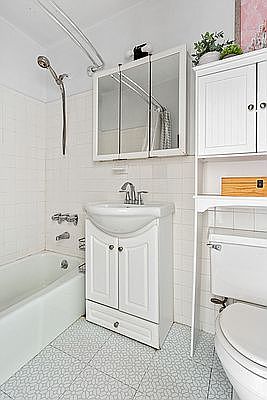 5th image of 223 W 14th St APT 4A