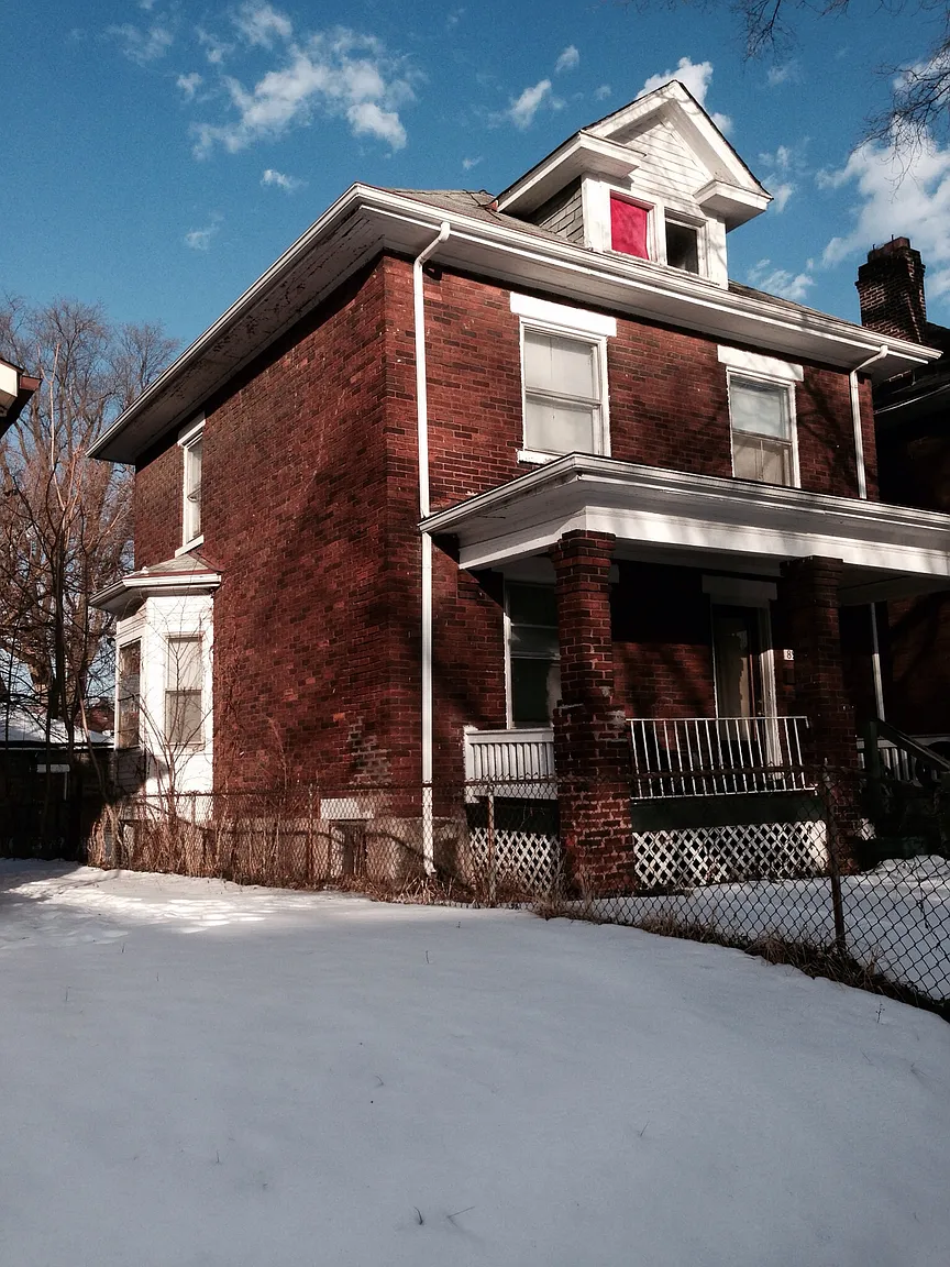 899 Linwood Ave photo 1
