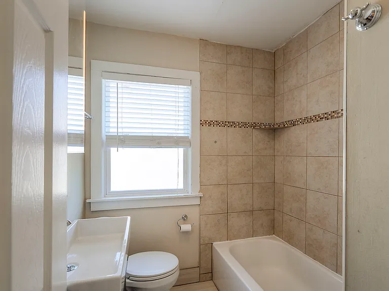 421 E Meyer Blvd — Photo 15