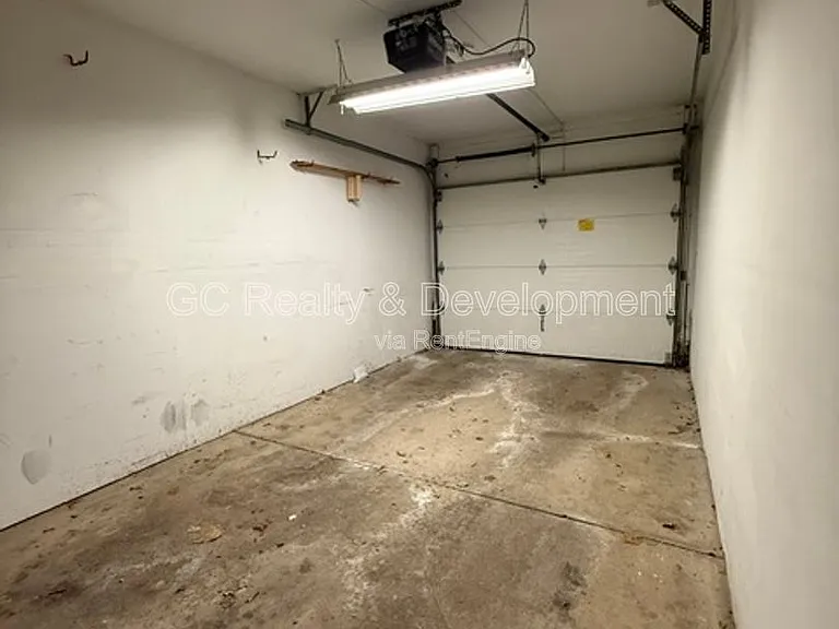 1686 Grosvenor Cir #B — Photo 23