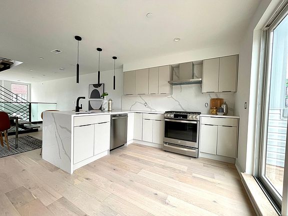3rd image of 2608 E Hagert St #1