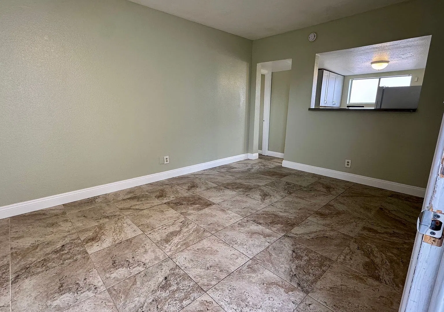Renovated 1-bedroom attached studio with private entrace, ready for immedate move-in. — Photo 3