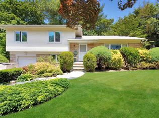 9 Briarfield Dr, Great Neck, NY 11020
