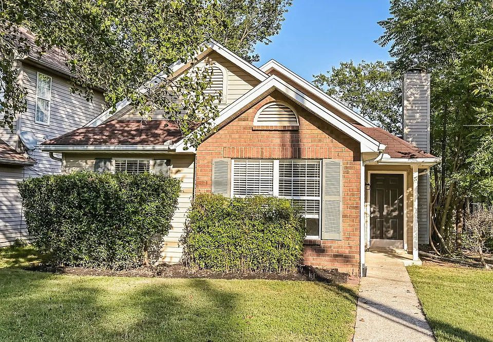 211 Hunters Chase Dr