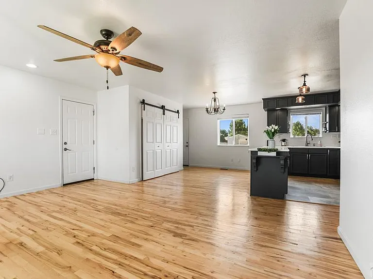 160 E Eads Dr — Photo 3