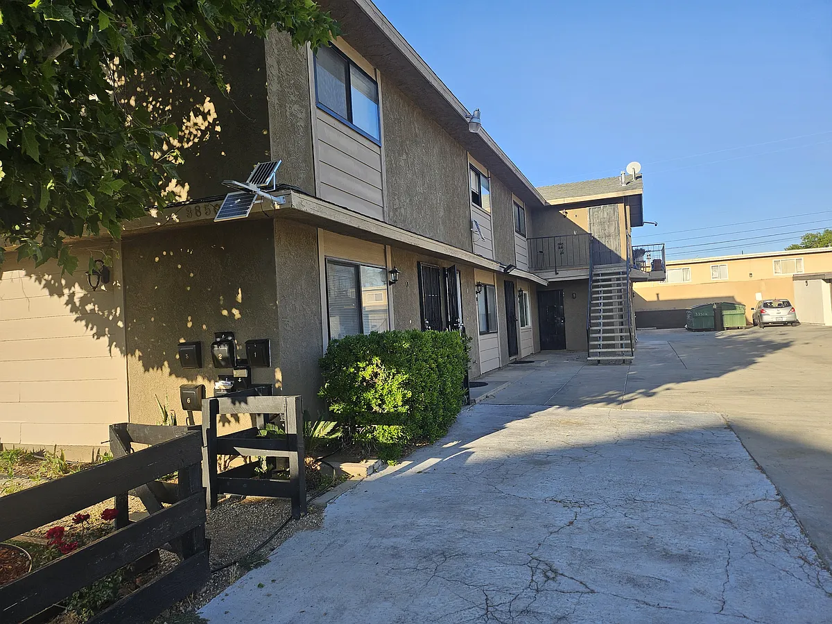 Building Photo - 38502 Larkin Ave #2