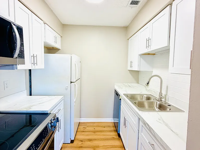 6 Almond Ct #5 — Photo 3