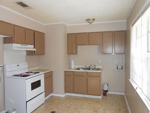 2nd image of 2225 Victoria Dr