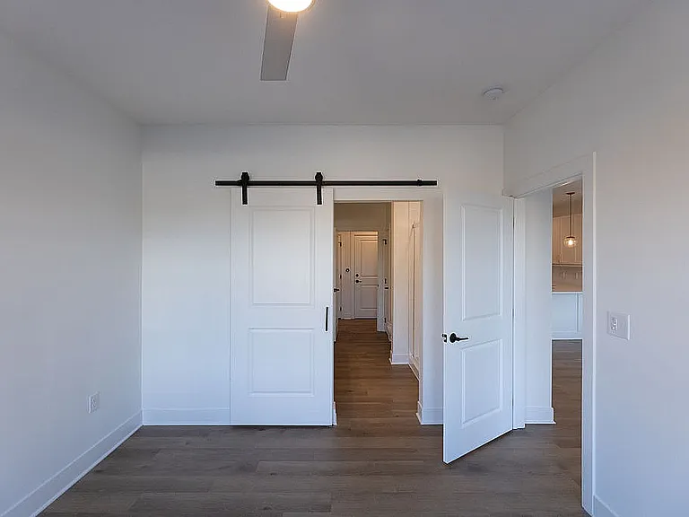 4 West — Photo 15
