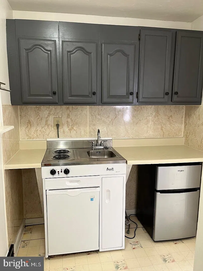 Studio, 1.0 bath, $925 — Photo 1