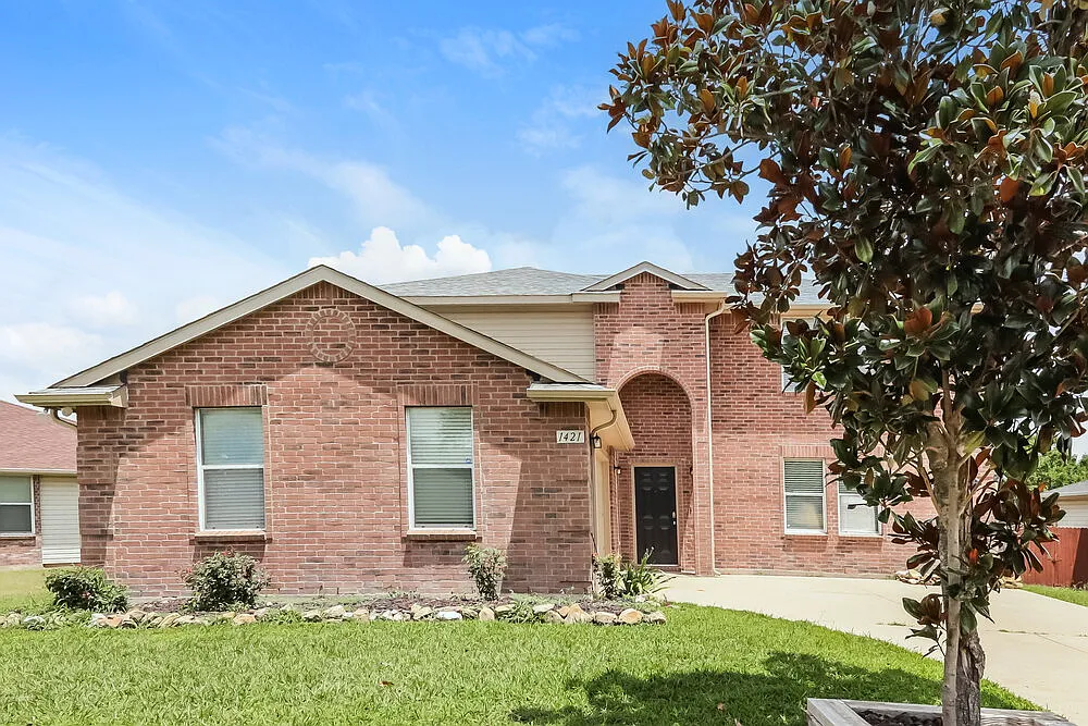 4 bed, 3.0 bath, 2828 sqft, $2,555 — Photo 1