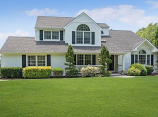 8 High Gate Dr, Smithtown, NY 11787