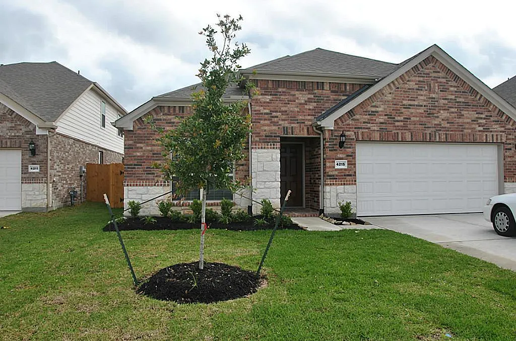 3 bed, 2.0 bath, 2212 sqft, $2,400 — Photo 1