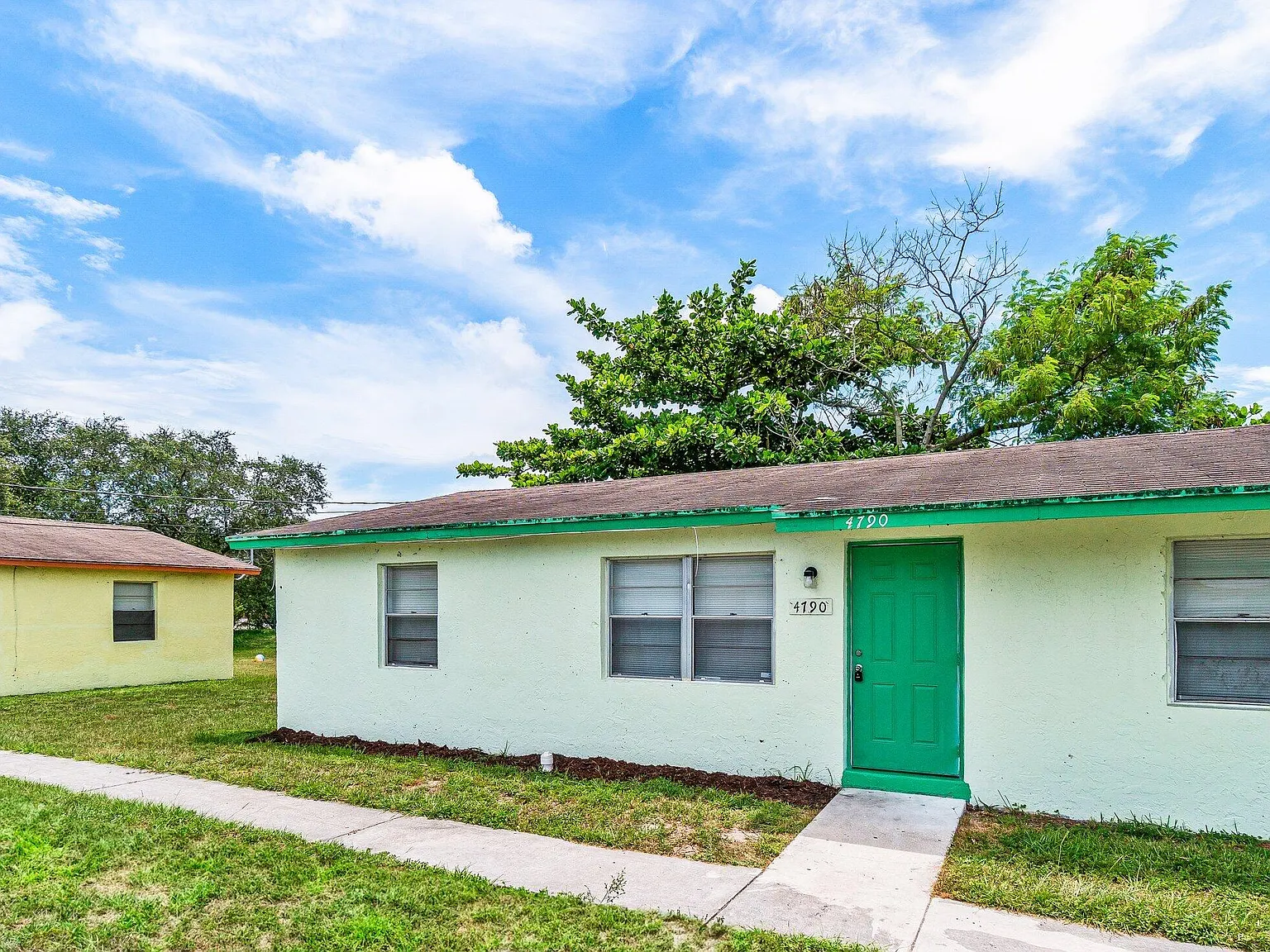 3 bed, 1.0 bath, 1050 sqft, $2,200 — Photo 2
