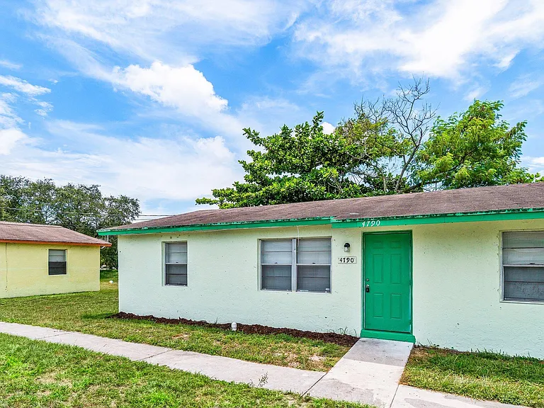 4790 Gulfstream Rd — Photo 2