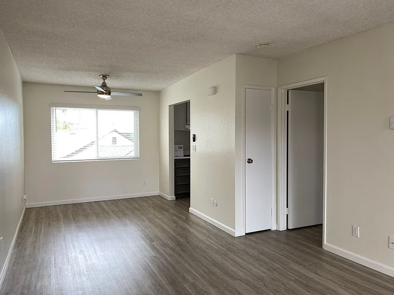 Cabana Apartments — Photo 3