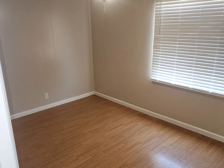 Spring Hill Court Apartments — Photo 4