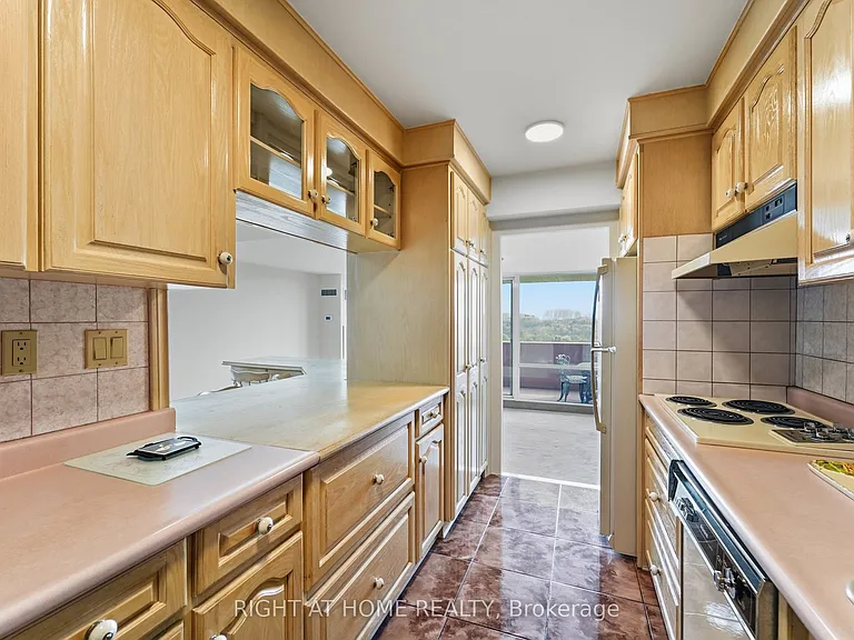 240 Scarlett Rd #2011 — Photo 9