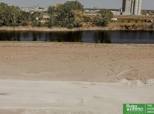 1118 E Sandcherry Rd, Omaha, NE 68132