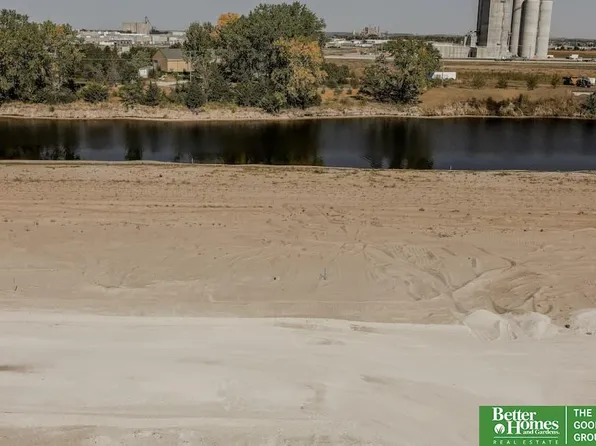 1118 Sandcherry Rd, Omaha, NE 68132